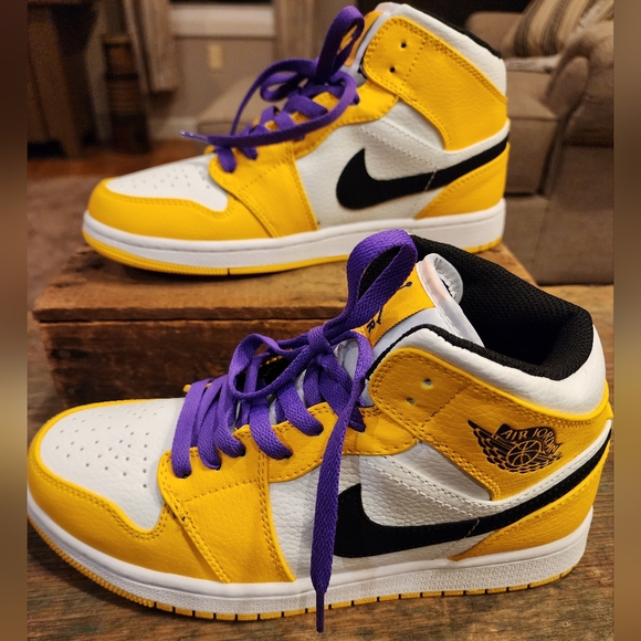 Air Jordan 1 Mid Lakers - Picture 1 of 6